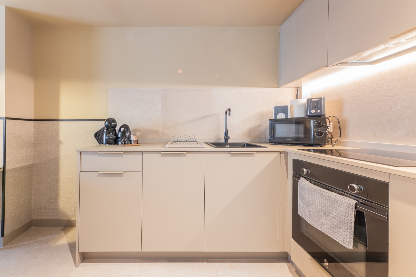 Cocina equipada en apartamento para teletrabajar Valencia - 87 Llaves Apartments