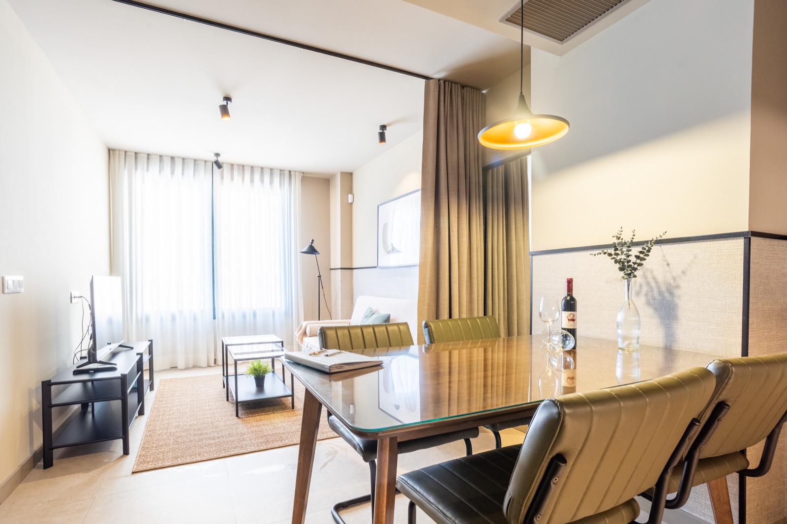 Apartamentos vacacionales en Valencia centro - salón y comedor en 87 Llaves Apartments
