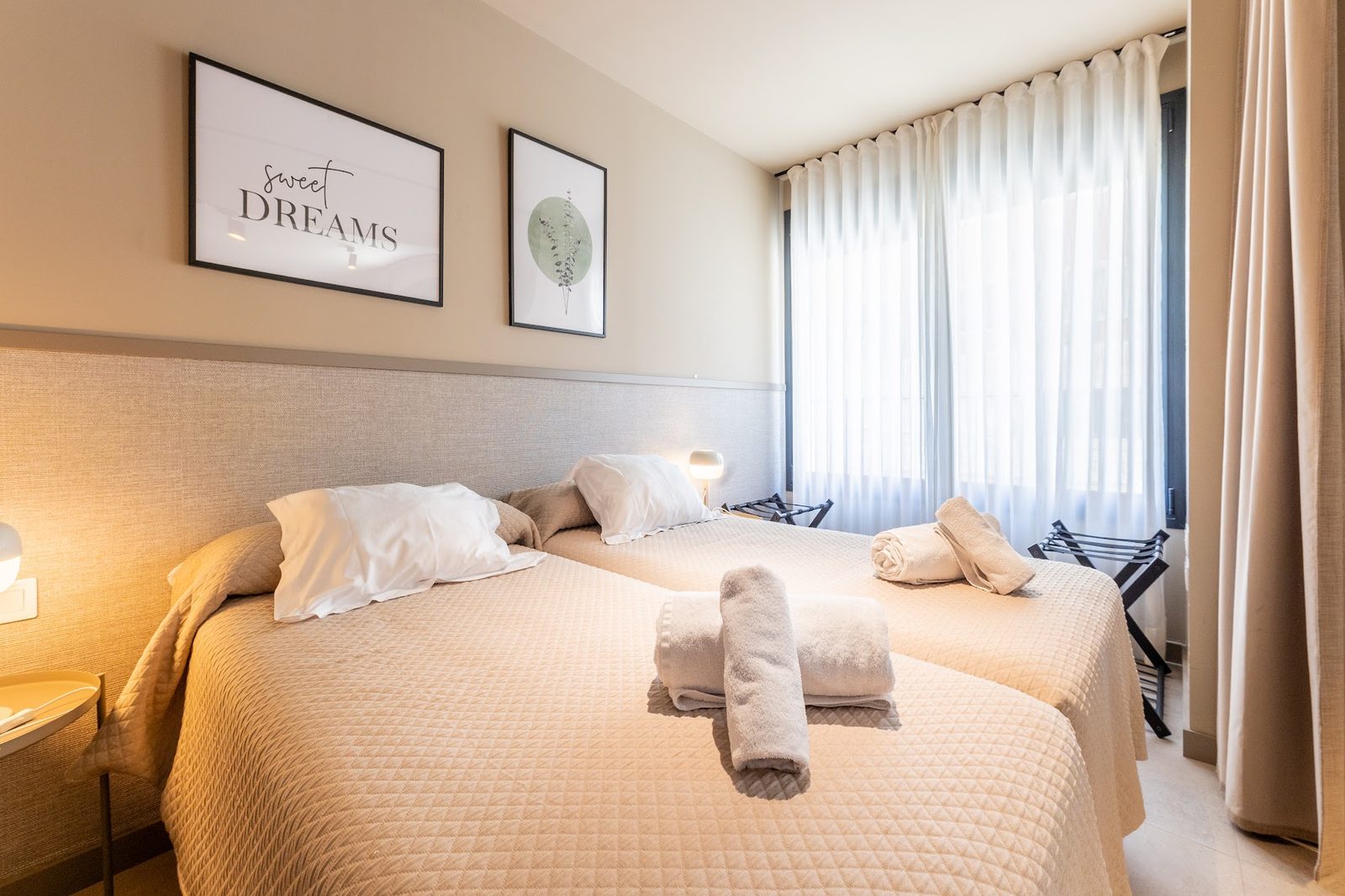 Cama doble del apartamento turístico tipo loft en Valencia centro — 87 Llaves