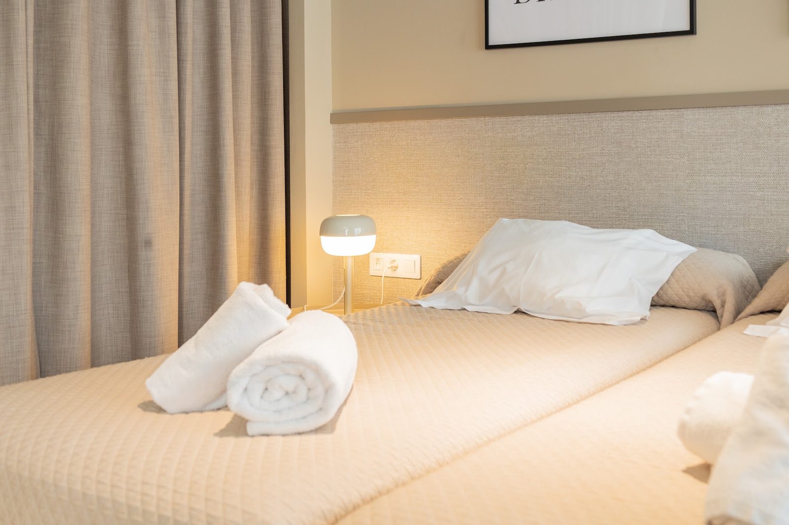 Detalle de la cama preparada — apartamento turístico tipo loft en Valencia centro 87 Llaves