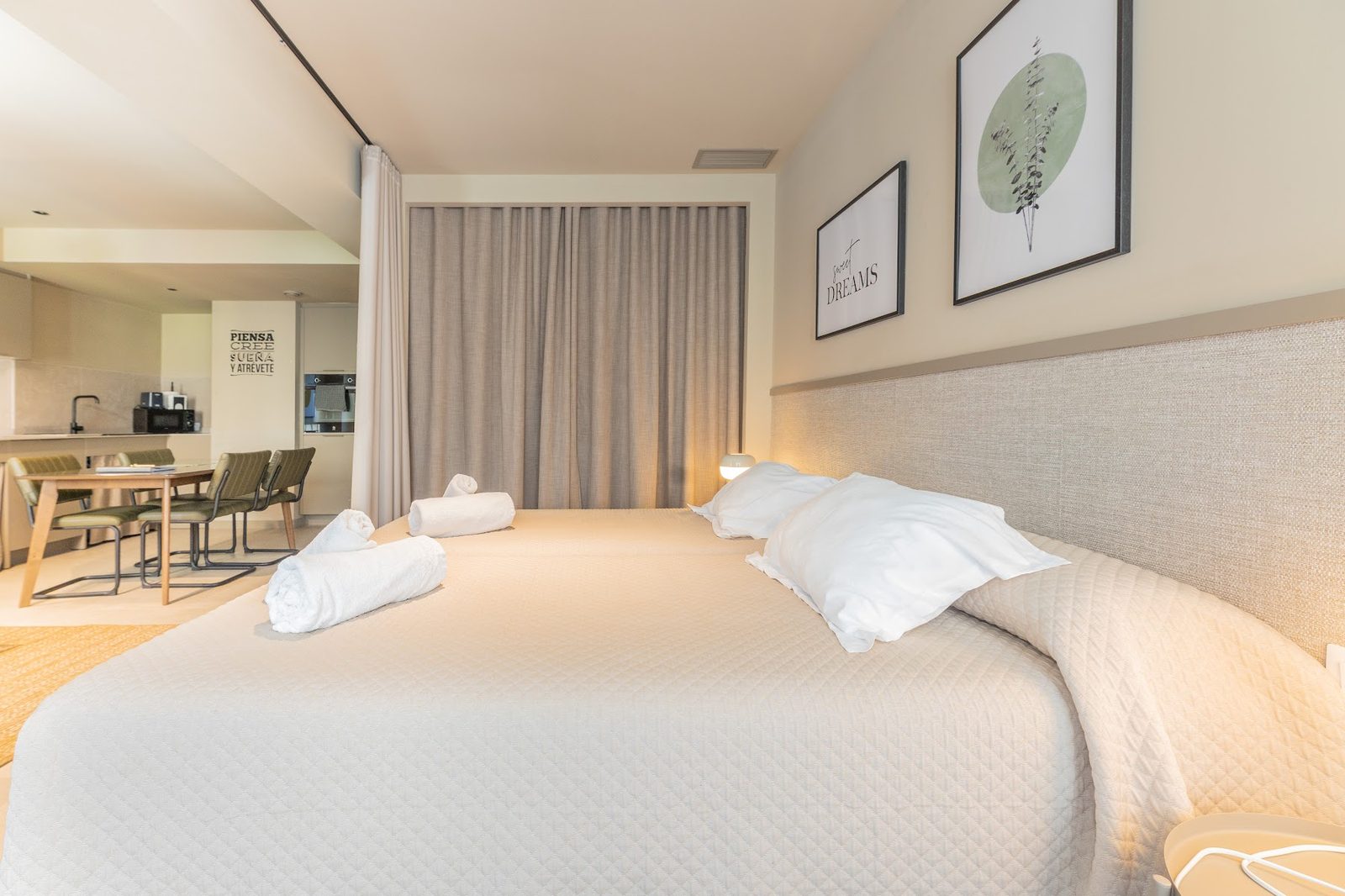 Dormitorio con el comedor al fondo — apartamento turístico tipo loft en Valencia centro 87 Llaves