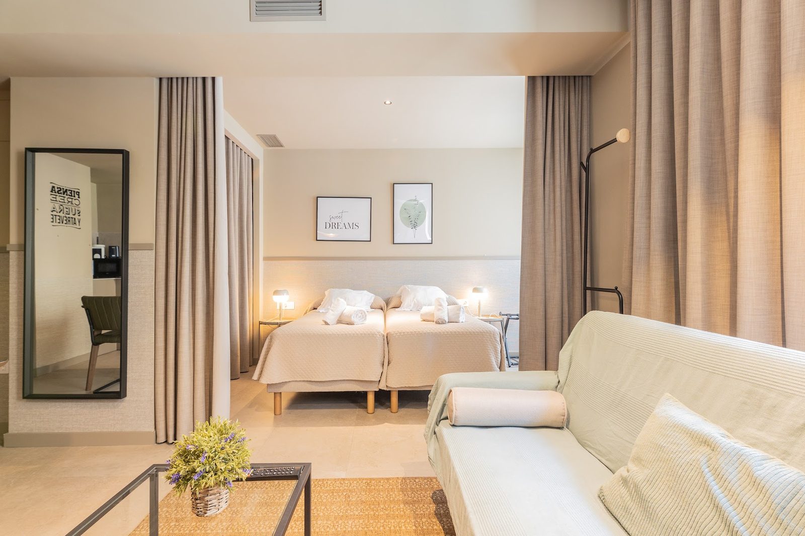 Zona de descanso del apartamento tipo loft en Valencia centro — 87 Llaves