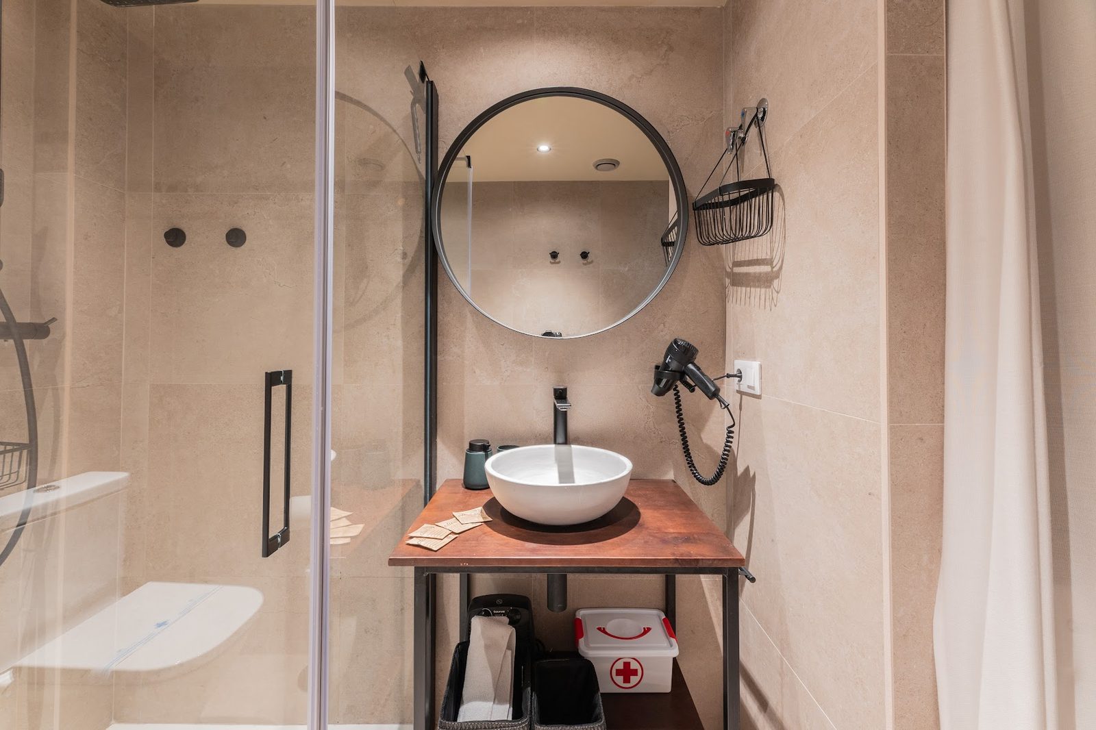 Baño con ducha del apartamento turístico en Valencia centro — 87 Llaves