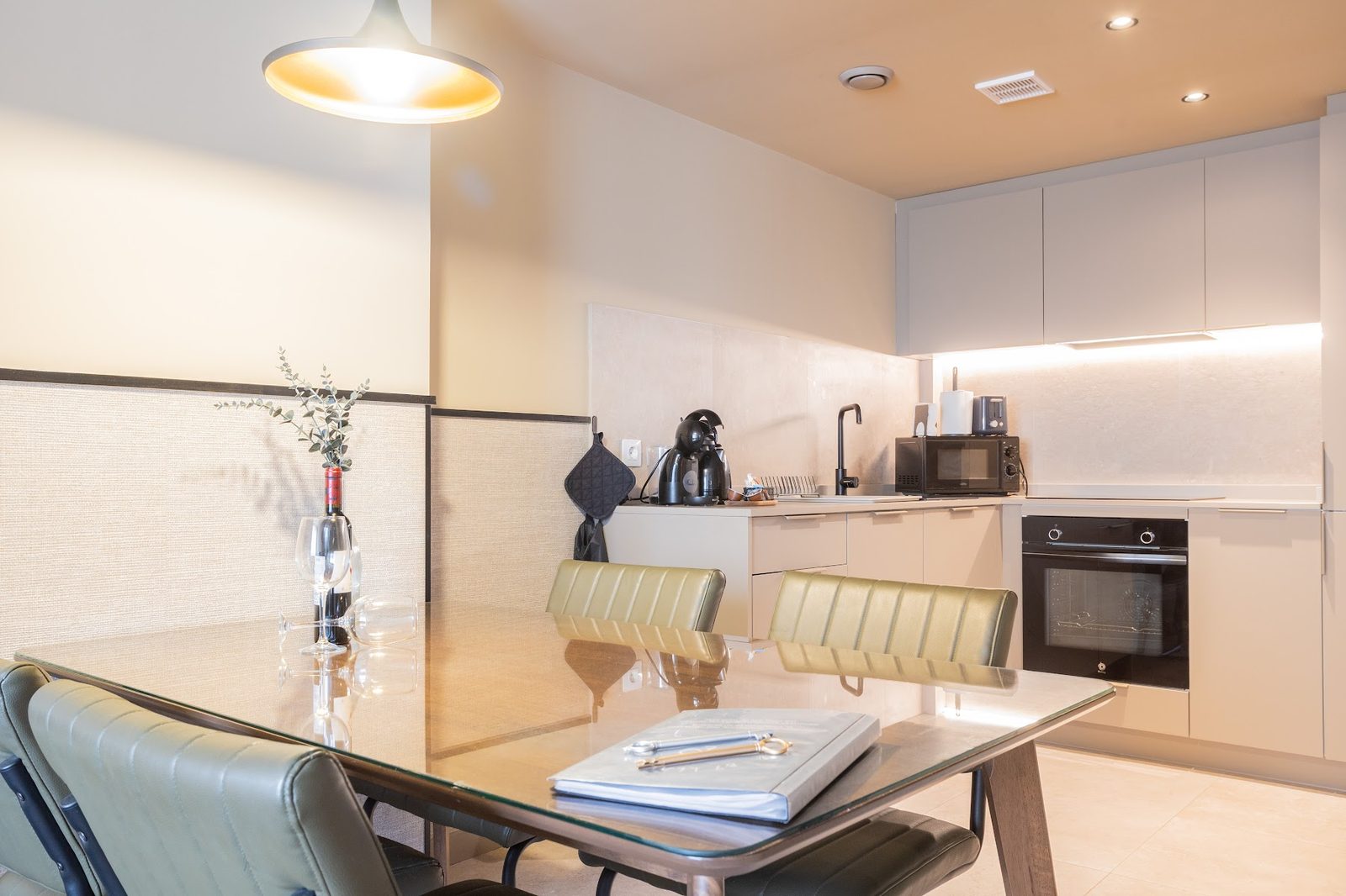 Cocina abierta al comedor — apartamento turístico Valencia centro 87 Llaves