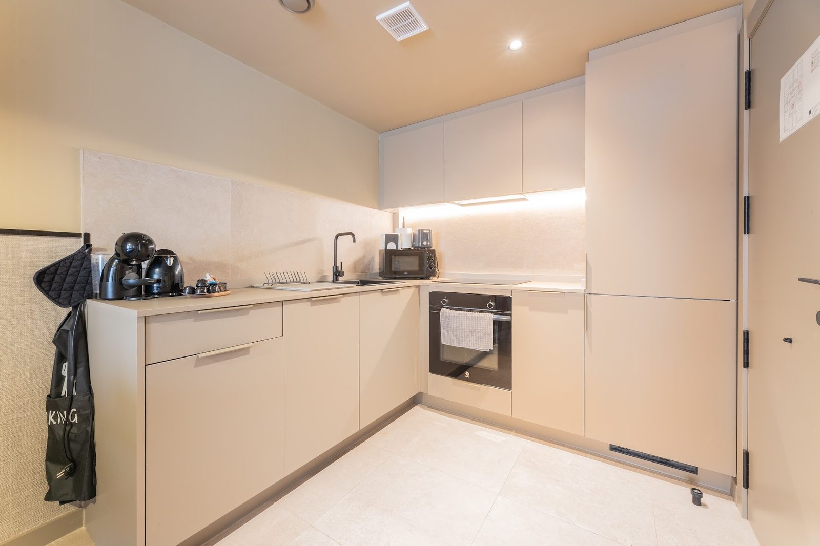 Cocina equipada del apartamento turístico en Valencia centro — 87 Llaves