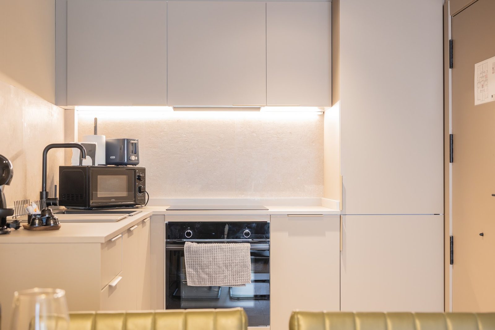 Cocina con horno y microondas — apartamento turístico Valencia centro 87 Llaves