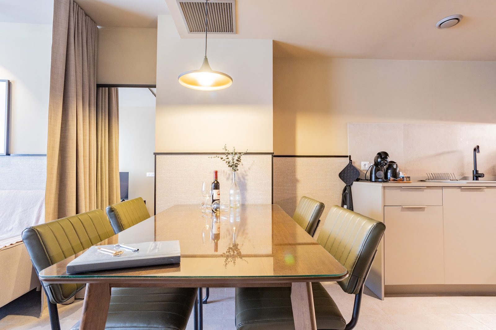 Comedor y cocina del apartamento turístico en Valencia centro — 87 Llaves