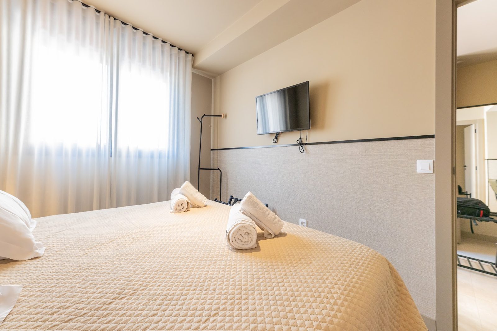 Dormitorio con televisión — apartamento turístico Valencia centro 87 Llaves