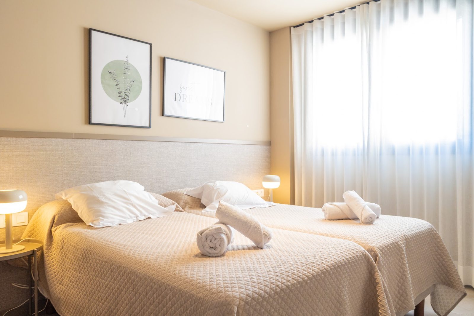 Dormitorio con cama doble — apartamento turístico Valencia centro 87 Llaves