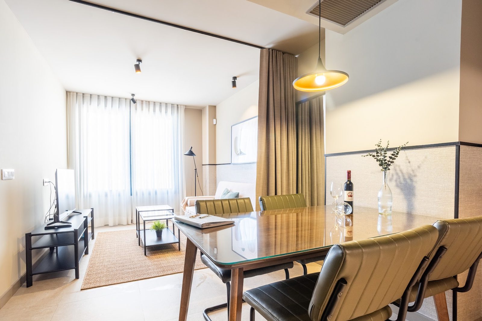 Salón comedor del apartamento turístico en pleno centro de Valencia — 87 Llaves