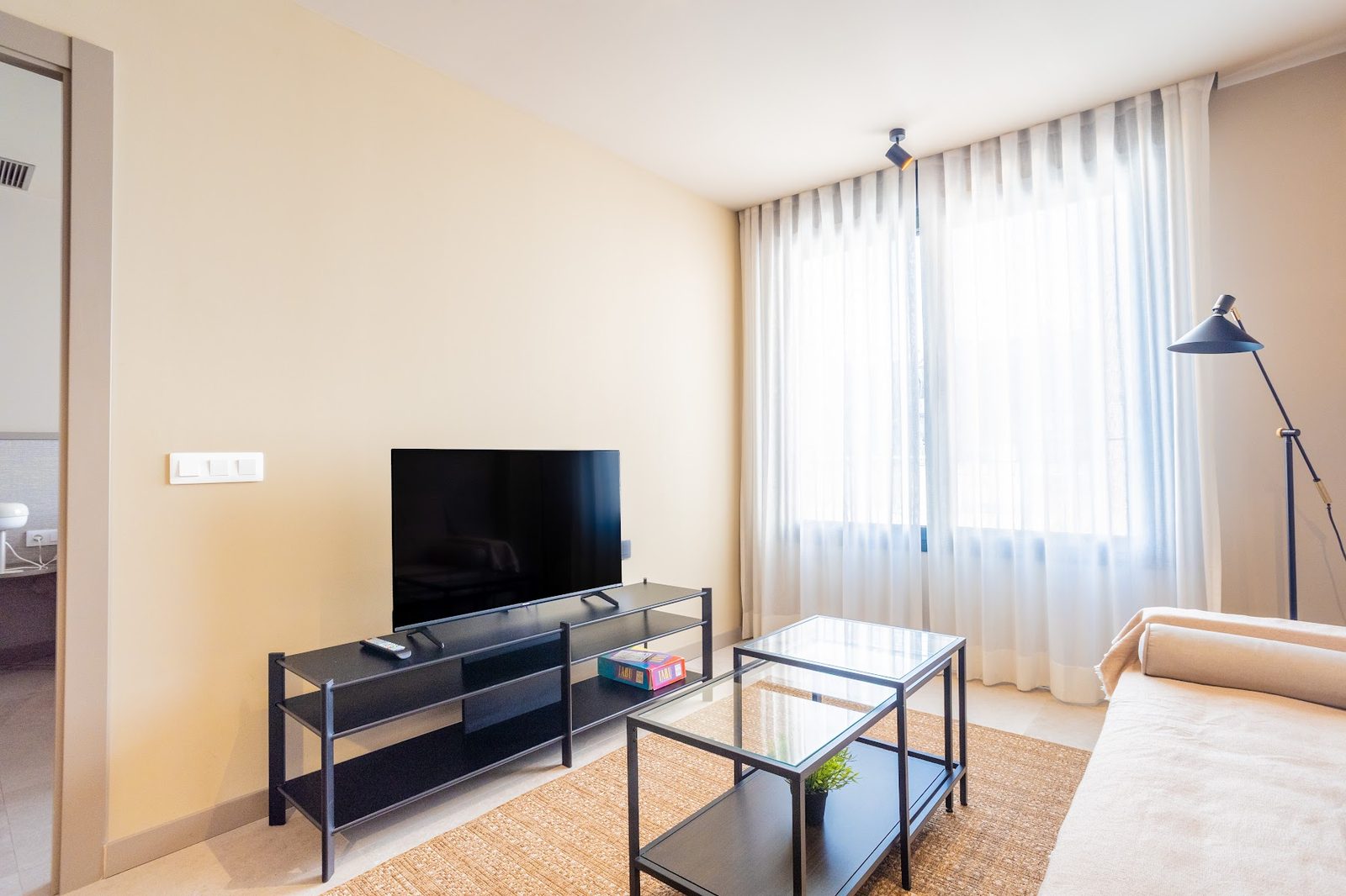 Salón con televisión del apartamento turístico en Valencia centro — 87 Llaves