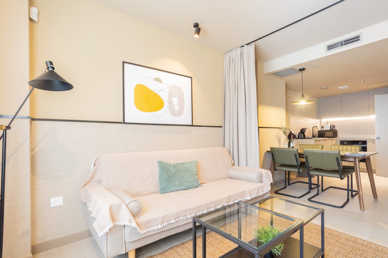 Sofá y mesa de comedor — apartamento turístico Valencia centro 87 Llaves