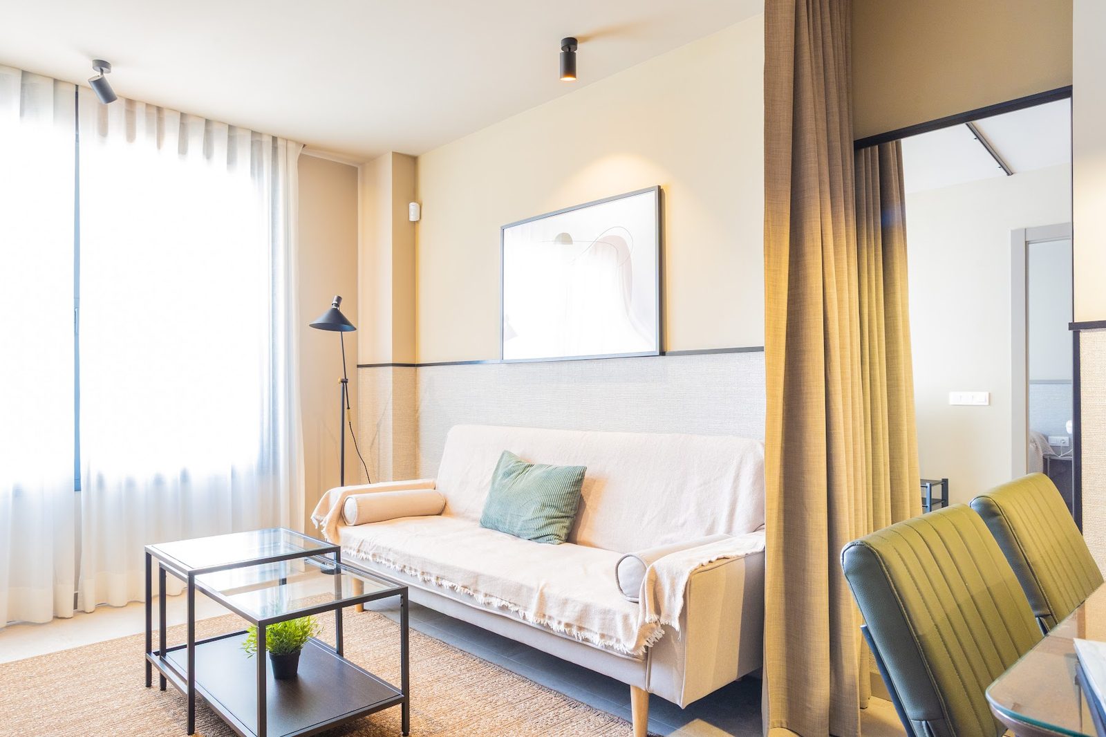 Zona de salón con sofá y ventanal — apartamento turístico Valencia centro 87 Llaves