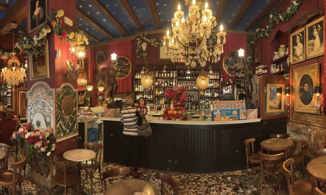 Bar Café de las Horas, café & brunch cerca de los apartamentos 87 Llaves en Valencia