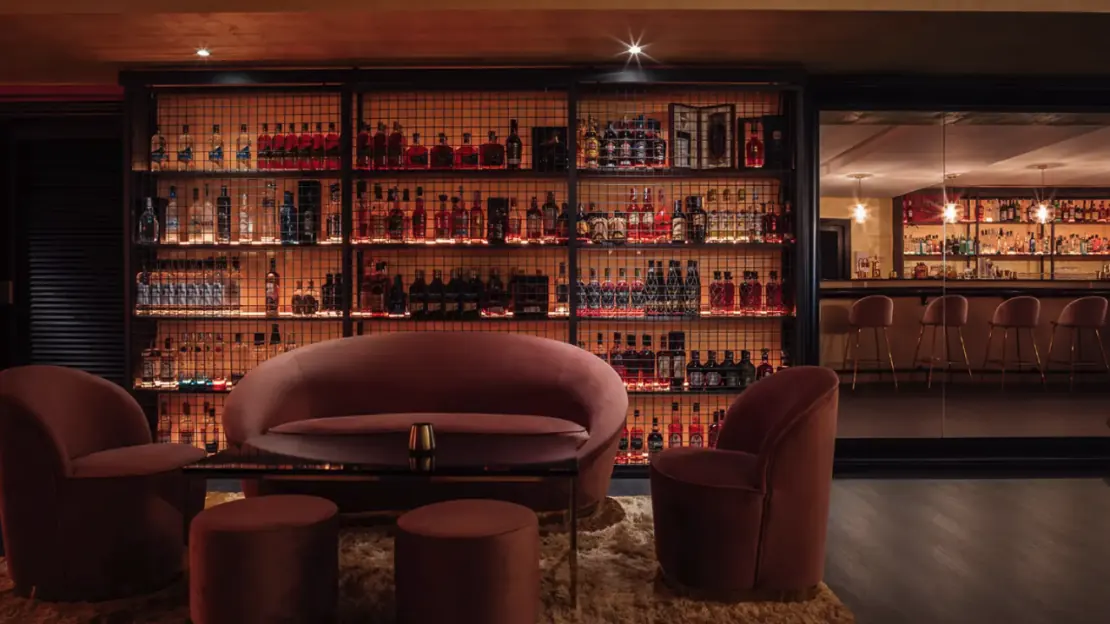 Coctelería Harlow’s Bar, bar & copas cerca de los apartamentos 87 Llaves en Valencia