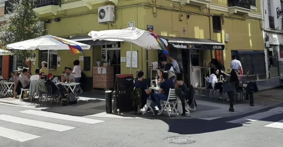 Gastrobar A Fer La Ma, bar & copas cerca de los apartamentos 87 Llaves en Valencia